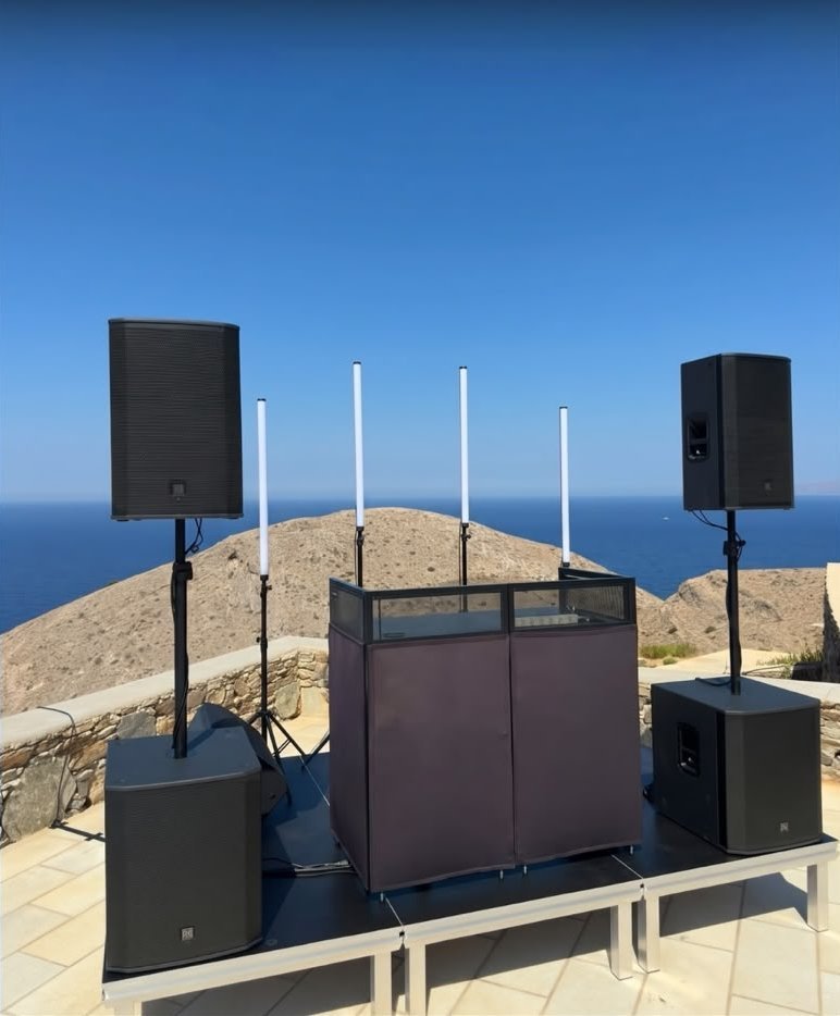 Paquete Mediano RC Labs: dos bocinas y dos subwoofers Electro-Voice con DJ booth y luces de tubo sobre tarima